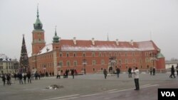 圣诞节期间的华沙老城(美国之音白桦)。
