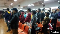 在传出梵蒂冈与北京就主教任命问题达成协议的消息后,大约200人在香港聚会,为中国教会祷告。(2018年2月12日)