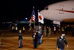 美军仪仗队列队欢迎日本首相菅义伟抵达马里兰州安德鲁斯空军基地。(2021年4月15日)