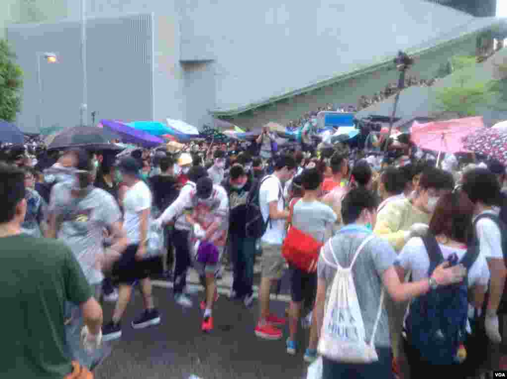 港人声援占中抗拒警方封锁中环金钟多处瘫痪（美国之音海彦拍摄） 