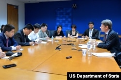 国务院人权助卿马利诺夫斯基对中外媒体说明人权对话讨论内容(照片来源:美国国务院)