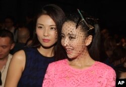 刘涛和佟丽娅(右)在纽约参加DNKY时装表演(2014年9月7日)。在中国媒体《界面》和《今日头条》近日联合推出的2017中国名人收入榜上,大多数人是演员。刘涛位居第七,收入1亿5620万元;佟丽娅排名69,收入4660万元。