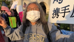 集会者毕女士说,我们应该团结起来。 (美国之音,2020年3月20日)