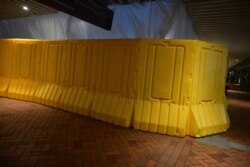 2021年12月22日夜间,港大校园内原先放置国殇之柱的位置以塑料板围封。((Galileo Cheng/HK Frontline Media )