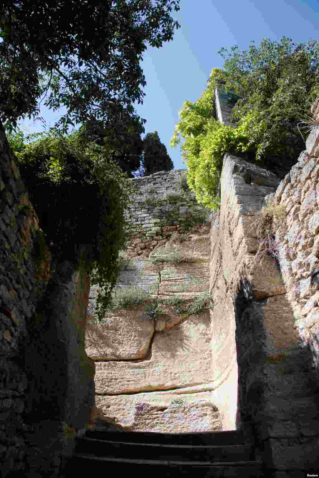 2018年7月4日,中国海航集团董事长王健死亡地点——法国南方阿维尼翁附近的小镇博尼约的石头台阶和高墙。前一天,中国跨国企业海航集团董事长王健在那里去世,当地警方称这是意外事故,王健从墙上掉下来。