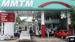 မြန်မာပြည်တွင်း ဓာတ်ဆီအရောင်းဆိုင်တခု။ (ယခင်မှတ်တမ်းဓာတ်ပုံ)