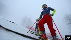 2014年2月17日索契冬奥会:美国运动员米凯拉谢弗林站立在高山滑雪训练场