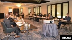 美台官员2020年11月20日在华盛顿与台北启动首届“美台经济繁荣伙伴对话”中签署备忘录华盛顿实体会场 (台湾驻美代表处提供)