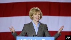 时为明尼苏达州副州长候选人的蒂娜·史密斯在明尼阿波利斯的一次竞选集会上讲话。(2014年10月21日)