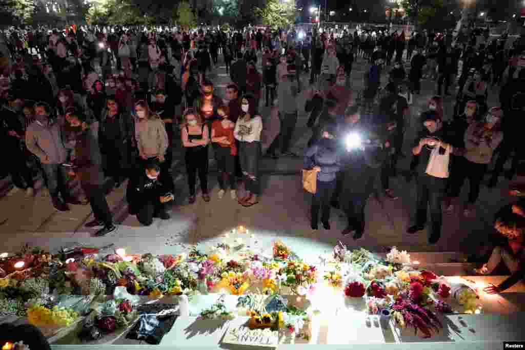 2020年9月18日,美国首都华盛顿最高法院外,人们聚集在一起悼念最高法院大法官的鲁思·拜德·金斯伯格。(路透社图片)