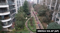 12月23日,西安市民在等候做核酸检测。