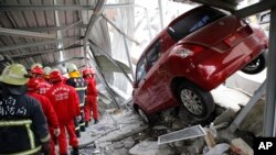 在台湾的台南,救援人员搜索一座倒塌的建筑(2016年2月6日)