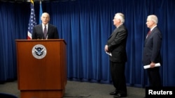 美国国土安全部部长约翰·凯利(左),国务卿蒂勒森(中)和司法部长塞申斯(右)在总统川普签署新版旅游限令之后对有关签证和旅行等问题进行解答。