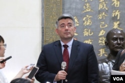 美国国会参议院外交关系委员会亚太小组委员会主席科里·加德纳2018年5月26日在台湾外交部接受媒体采访。(美国之音记者杨明)