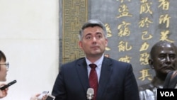 美国国会参议院外交关系委员会亚太小组委员会主席科里·加德纳2018年5月26日在台湾外交部接受媒体采访。(美国之音记者杨明)
