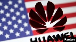 美国国旗为背景下,中国电讯技术巨头华为的标志