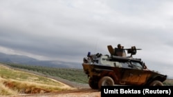 一辆土耳其坦克在与叙利亚边境附近巡逻(资料图)