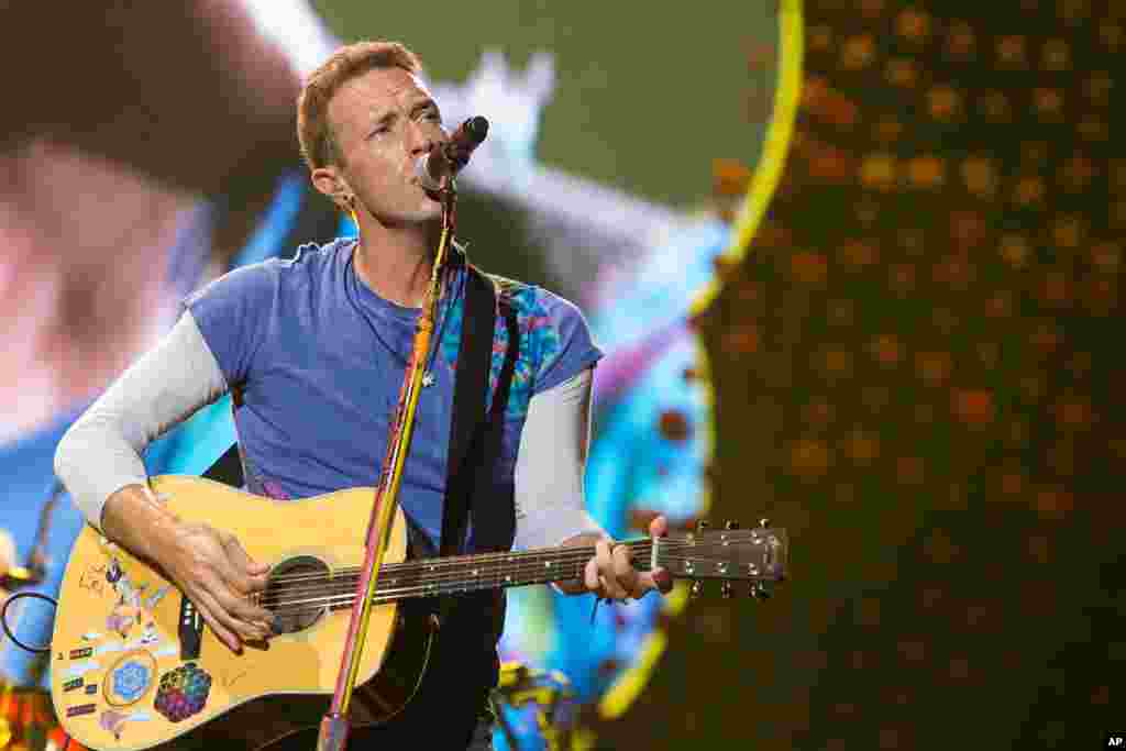 酷玩(Coldplay)演唱组的克里斯·马丁在新泽西州演唱(2016年)。酷玩演唱组参加了在曼彻斯特举行的慈善音乐会。