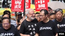 2019年5月26日香港纪念六四30周年大游行中有一位法籍外国人自动加入游行行列 (美国之音记者申华 拍摄)