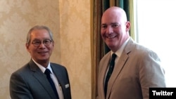 美国国务院政治军事局助理国务卿克拉克·库伯2019年8月5日在其推特账号上贴出他与台湾驻美代表高硕泰会面的照片。(取自推特)