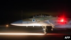 资料照片: 2024年4月14日一架以色列战机在执行拦截来自伊朗的空中威胁后停在一个秘密机场