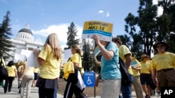 活动人士在加州首府萨克拉门托议会外举行集会,支持医生协助临终病患死亡(2015年9月24日)