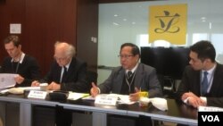 梁允信、何俊仁(右起)在“国际危难律师日” 香港简介会上