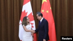 时任加拿大外长的方慧兰(Chrystia Freeland)2017年8月与时任中国外长王毅会面。(路透社)