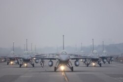 台湾空军12架F-16V战机在嘉义举行新年年度演习时在跑道上集结。(2022年1月5日)