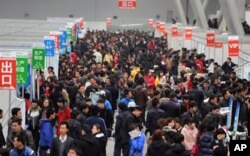 合肥的一场招聘会上人群如潮。就业机会多少取决于经济是否回升。