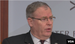 美国国防部副部长沃克2016年10月28日解释第三次抵消战略 (美国之音黎堡拍摄)