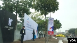 特朗普总统下榻的越南河内JW万豪酒店门口警备森严。酒店内部禁止任何形式的拍照与录像,进入酒店并要经过安全检查。(美国之音黄耀毅拍摄 )