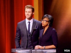 影艺学院主席斯萨克和演员克里斯•汉斯沃思(美国之音国符拍摄)