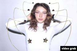 21岁华裔女生设计另类“眯缝眼”等首饰,对抗亚裔偏见