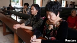 资料照片:上海天主教徒在泰国首都曼谷一座教堂内祈祷(2019年11月19日)