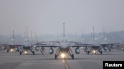 台湾空军12架F-16V战机在嘉义举行新年年度演习时在跑道上集结。(2022年1月5日)
