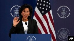 资料照:美国商务部长吉娜·雷蒙多在上海波音航空改造维修工程公司内举办的记者会上讲话 (2023年8月30日)