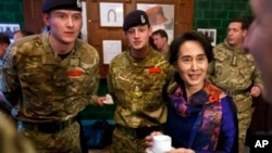 ၂၀၁၃ အောက်တိုဘာလတုန်းက ဒေါ်အောင်ဆန်း စုကြည် Royal Military Academy Sandhurst ကိုသွားရောက်စဉ်