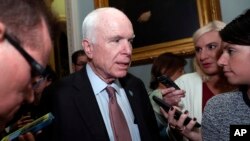 Thượng nghị sĩ Cộng hòa John McCain của bang Arizona nói chuyện với báo giới trong tòa nhà Quốc hội, ngày 19 tháng 9, 2017, ở Washington.
