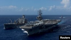 美国核动力航空母舰里根号(USS Ronald Reagan)在朝鲜半岛西南部水域进行海上补给 (2017年10月9日)