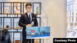 郑文杰(Simon Cheng)在英国驻港总领事馆参与投资暨贸易政策说明会上(照片来源: 郑文杰2018年11月15日脸书贴文)