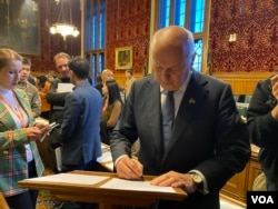 前保守党党魁席伊恩·邓肯·史密斯爵士签署提议,呼吁英国安全大臣丹·贾维斯(Dan Jarvis)采取行动,包括制止中国当局骚扰流亡者并开设专线等实际举措。(美国之音/李伯安)