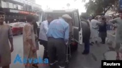 喀布尔机场炸弹袭击事件发生后,一些受伤的人被送入喀布尔一家医院。(2021年8月26日)