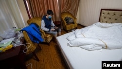 一名从海外回到中国的留学生集中在山西省太原市的一家旅馆房间里隔离。(2020年3月17日)