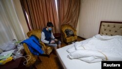 一名从海外回到中国的留学生集中在山西省太原市的一家旅馆房间里隔离。(2020年3月17日)