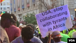 示威者举着标语:“美国,停止和非洲暴君合作”(美国之音拍摄)