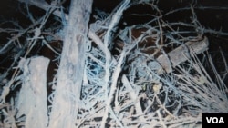 远藤誉二十世纪90年代初回长春时，在卡子旧址依然可见到当年铁丝网残痕并“照样那么脏”，令她触目惊心(美国之音歌篮拍摄)