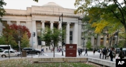 学生们走在美国麻萨诸塞州剑桥的麻省理工学院校园(2015年)。该大学和中国大学有学术交流。