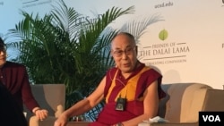 达赖喇嘛举行记者会。(美国之音李逸华拍摄)