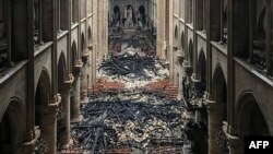 一场大火摧毁了巴黎圣母院。(2019年4月16日)